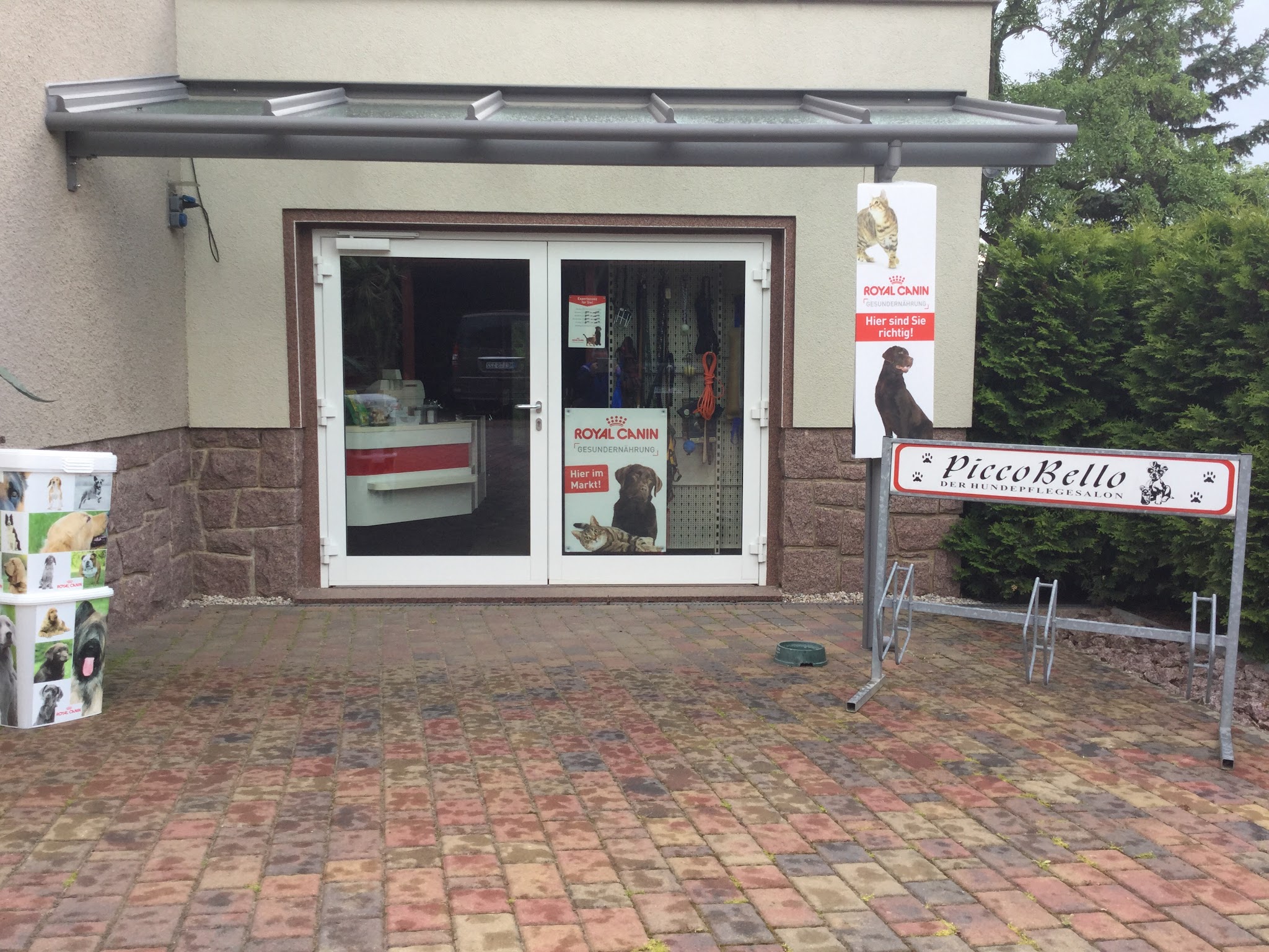 Eingangstür des Hundepflegesalons mit Blick ins Geschäft